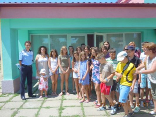 Poliţiştii rutieri, în vizită la copiii din Tabăra Delfinul